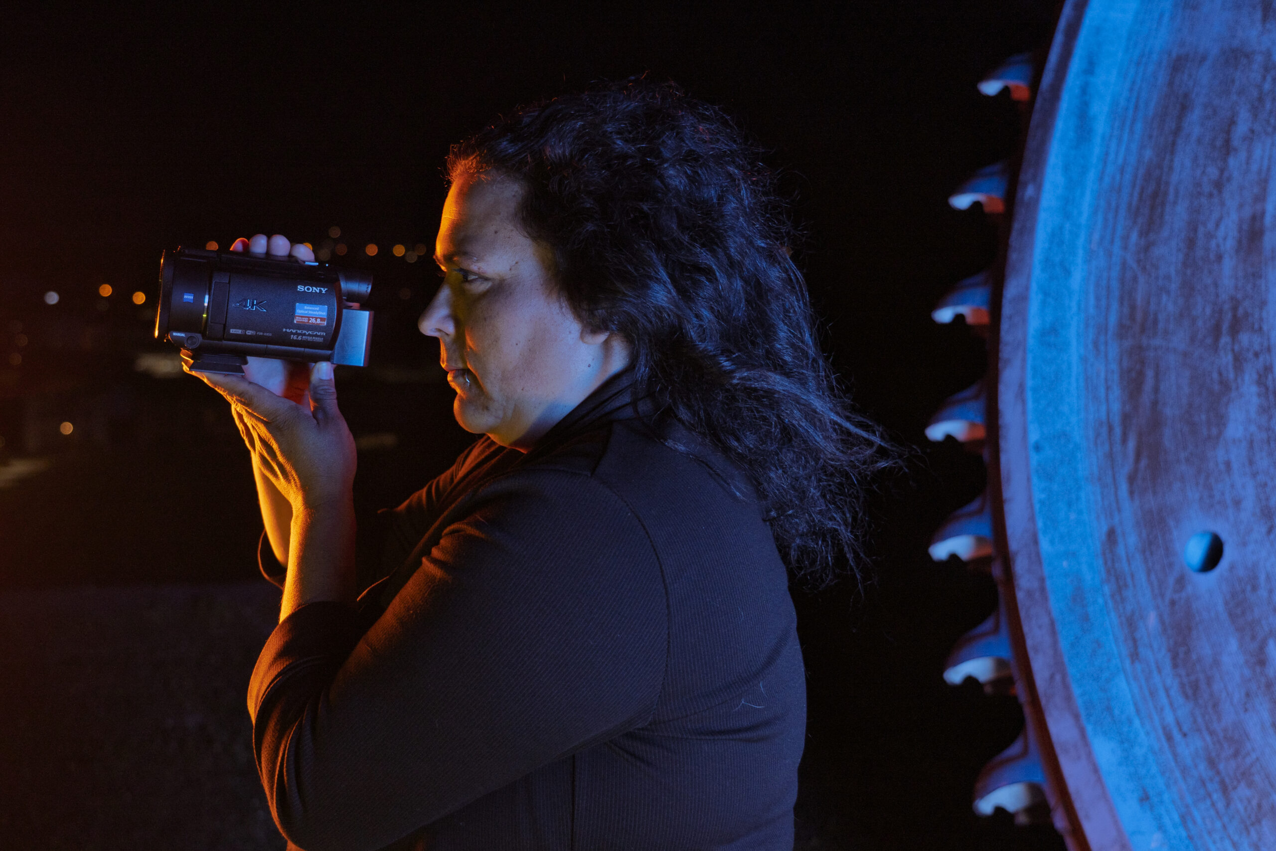 Séverine, vidéaste du JDF en mode shooting, à la Belle Usine de Fully.