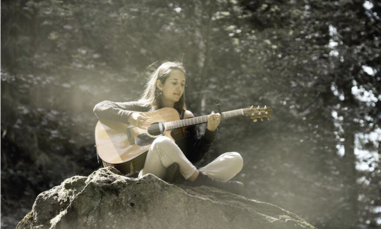 Emelyne nous emmène dans son monde où se mêlent musique folk et poésie (photo Roberto Zumstein).