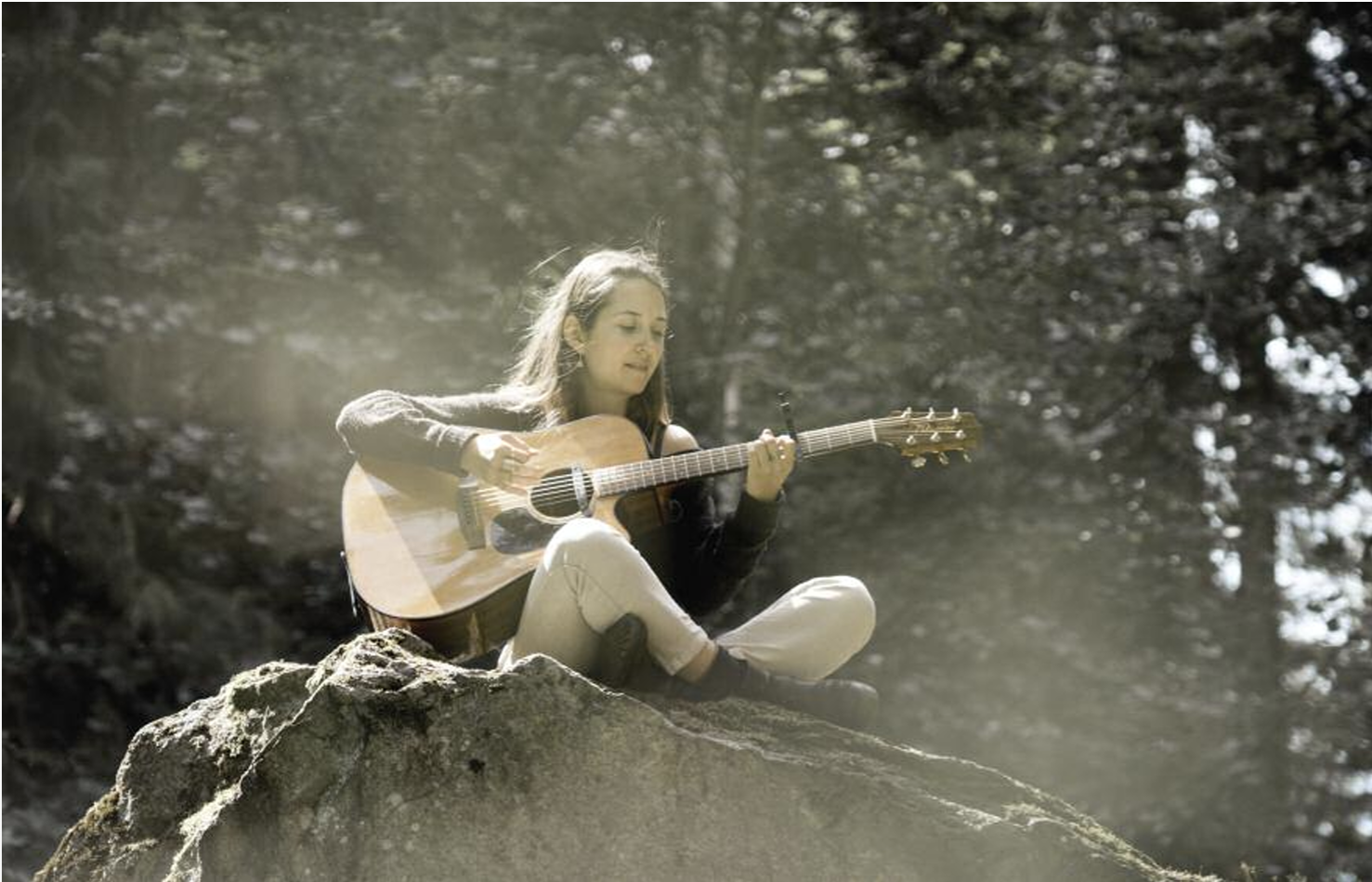 Emelyne nous emmène dans son monde où se mêlent musique folk et poésie (photo Roberto Zumstein).