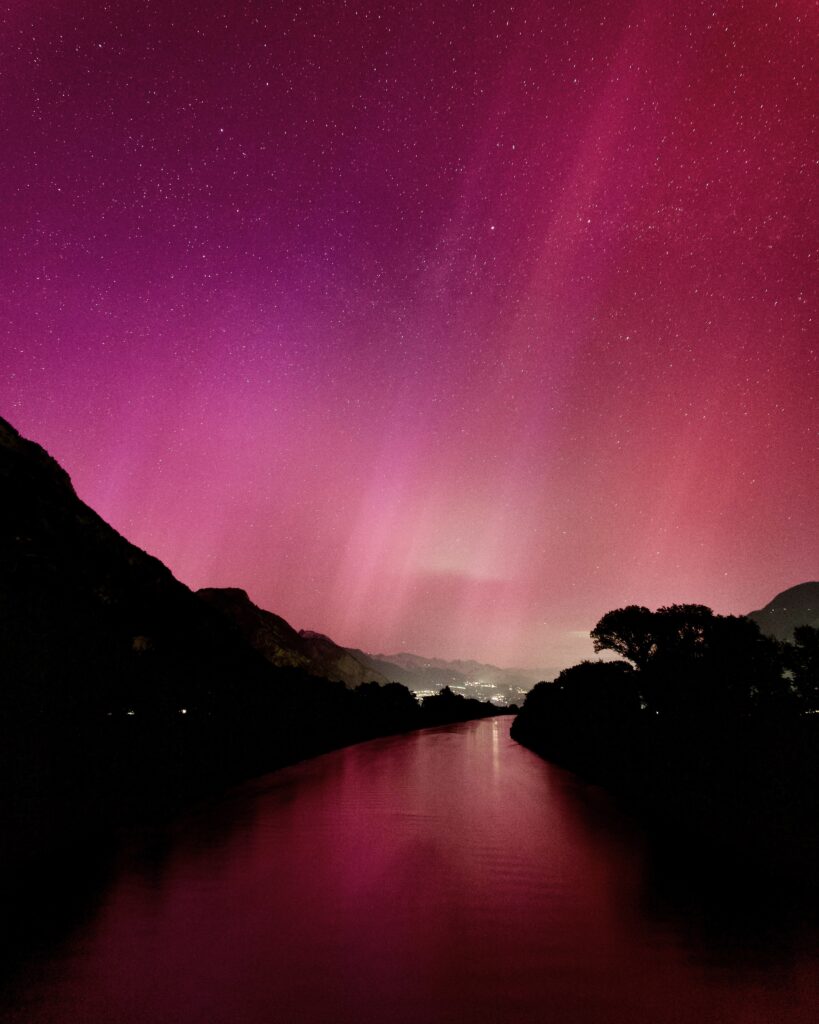 Aurores boréales de novembre 2025 à Fully en Valais.