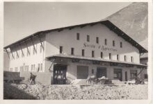 La nouvelle Société d'Agriculture de Fully est construite à Charnot (Rte de la Gare 8), elle comporte ascenseur et frigos. Etienne Dorsaz-Taramarcaz ( 1910-1994) en est le gérant et la fait prospérer jusqu’en 1975. Tours droits réservés.