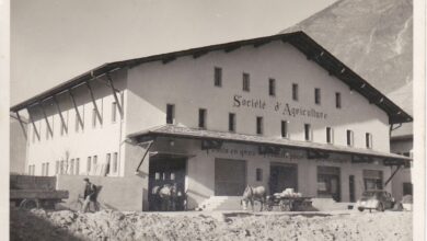 La nouvelle Société d'Agriculture de Fully est construite à Charnot (Rte de la Gare 8), elle comporte ascenseur et frigos. Etienne Dorsaz-Taramarcaz ( 1910-1994) en est le gérant et la fait prospérer jusqu’en 1975. Tours droits réservés.