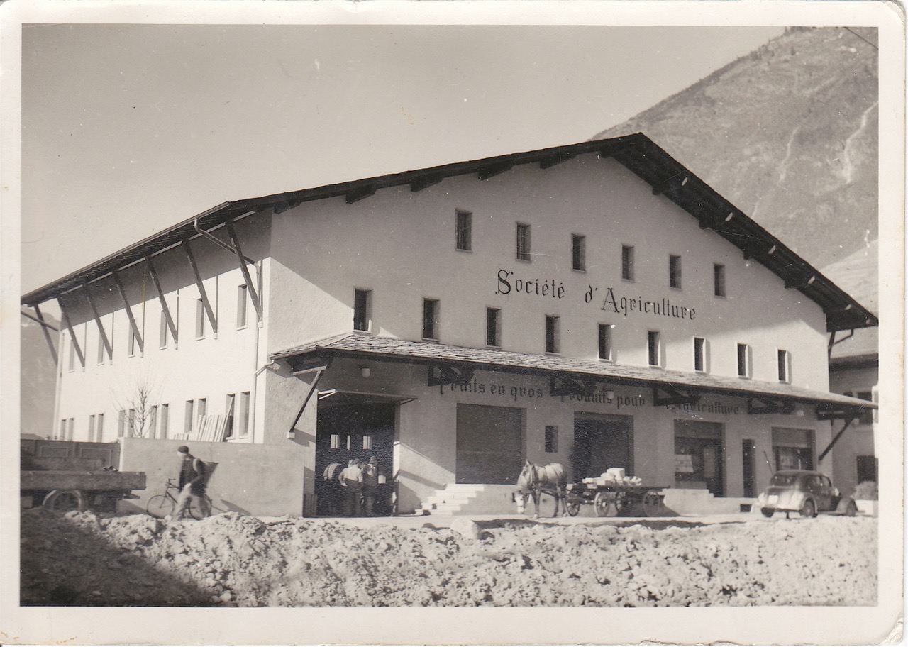 La nouvelle Société d'Agriculture de Fully est construite à Charnot (Rte de la Gare 8), elle comporte ascenseur et frigos. Etienne Dorsaz-Taramarcaz ( 1910-1994) en est le gérant et la fait prospérer jusqu’en 1975. Tours droits réservés.