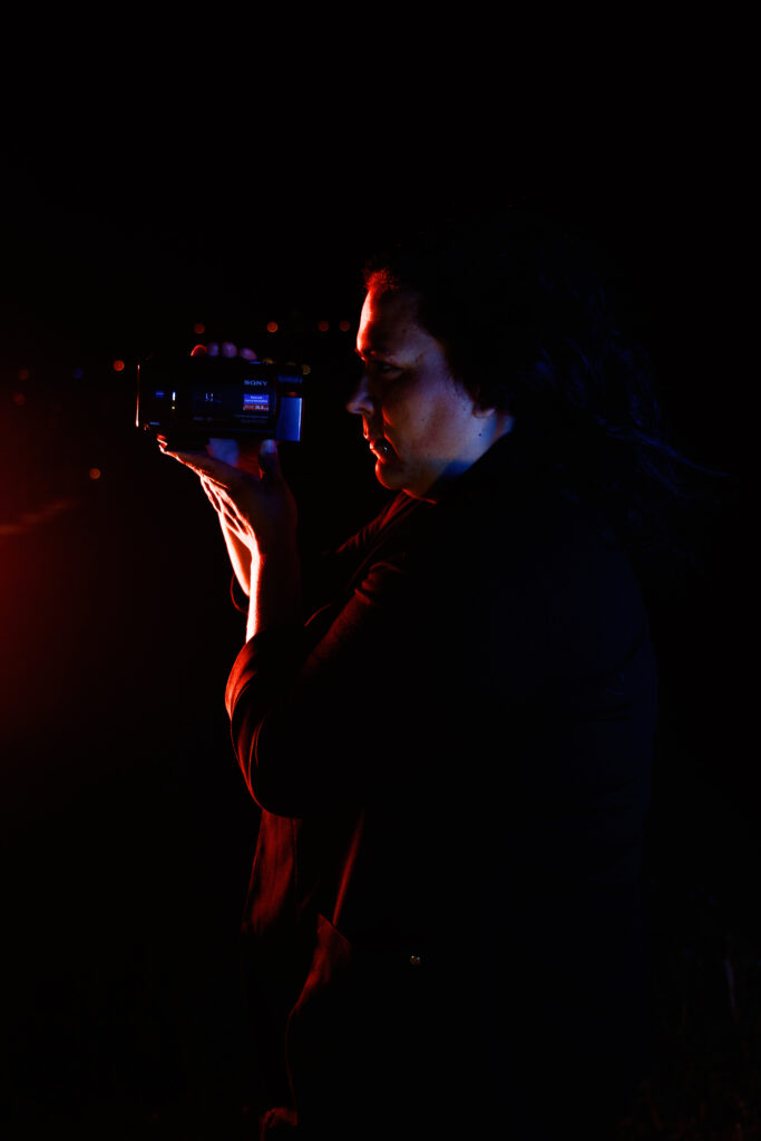 Séverine, vidéaste du JDF en mode shooting, à la Belle Usine de Fully.